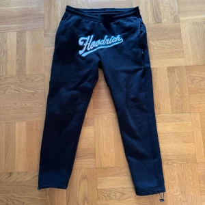Hoodrich Track Byxor - Hoodrich track byxor köpta för ett drygt år sedan från deras egna hemsida. Sparsamt använda och i fint skick. Storlek L passar lite åt det mindre hållet mot M. Hör av er vid frågor.