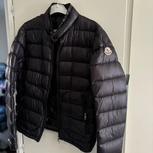 Moncler acorus - (NYPRIS 12 000) Lite svårigheter med dragkedjan, därav lågt pris