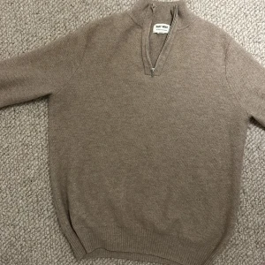 Soft Goat Cashmire Zip  - Säljer min gamla Soft goat halv zip. Det är använd men inga hål eller märken. 
