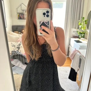 Prickig sommarklänning - Jättesöt kort volangklänning från hm. Köptes för flera år sedan och kommer inte till användning längre. Köparen står för frakt 💞