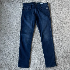 Replay Anbass - Ett par Replay Anbass i nyskick. Byxorna är i storlek 32/32. Kom privat för fler bilder eller frågor!