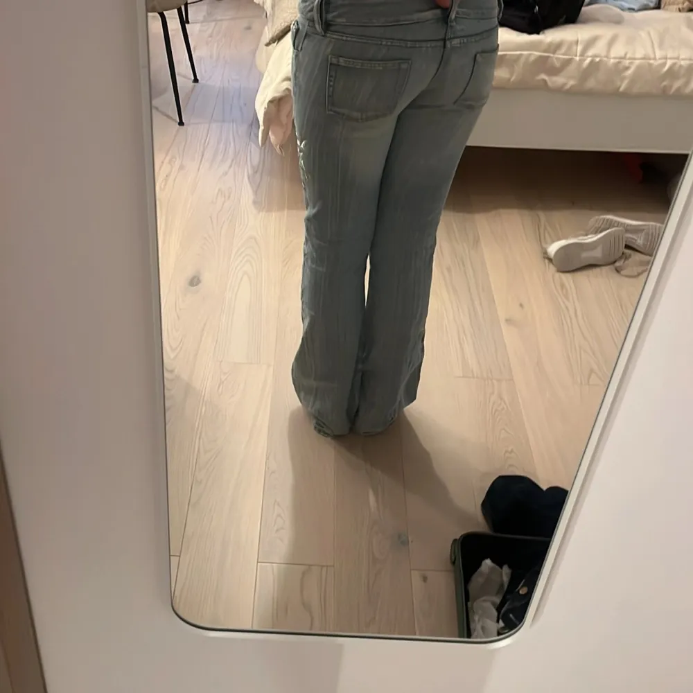 Säljer ett par Assnygga jeans som va mina favoriter förut, de är tyvärr för små nu.  Midjemått rakt över: 42cm Innerbensmåttet: 81cm Fötterna: 24cm. Jeans & Byxor.