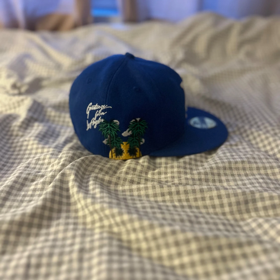 Blå keps med LA-broderi - 90