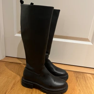 Boots  - Svarta boots med dragkedja från Even&Odd. 