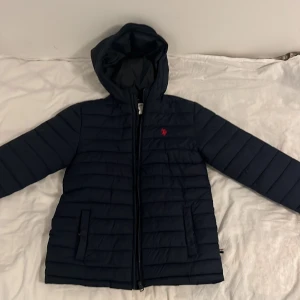 U.S POLO ASSN - U.S POLO ASSN jacka i storlek 12-13år. I färg marinblå. Då den säljs för att den blev för liten. Ny skick och perfekt för hösten och lite vindigare dagar, pris kan diskuteras✅