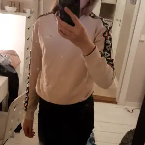 Säljer denna snygga ljusrosa sweatshirt från Fila i storlek xs. Den är i nyskick💞Hör av dig om du har någon fråga!