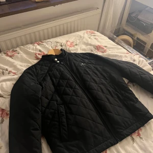 Svart herr GANT jacka - Säljer denna fina jacka i storlek L, aldrig använt💗