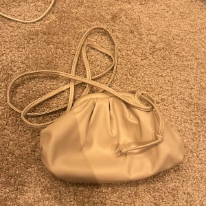 Väska - As cool väska i beige. Passar perfekt nu till hösten!🍁❤️