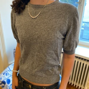 Stickad kashmir t-shirt - Sååå fin stickad t-shirt i kasmir som passar till jättemycket, insydd in midjan så den sitter som en xs/s💗