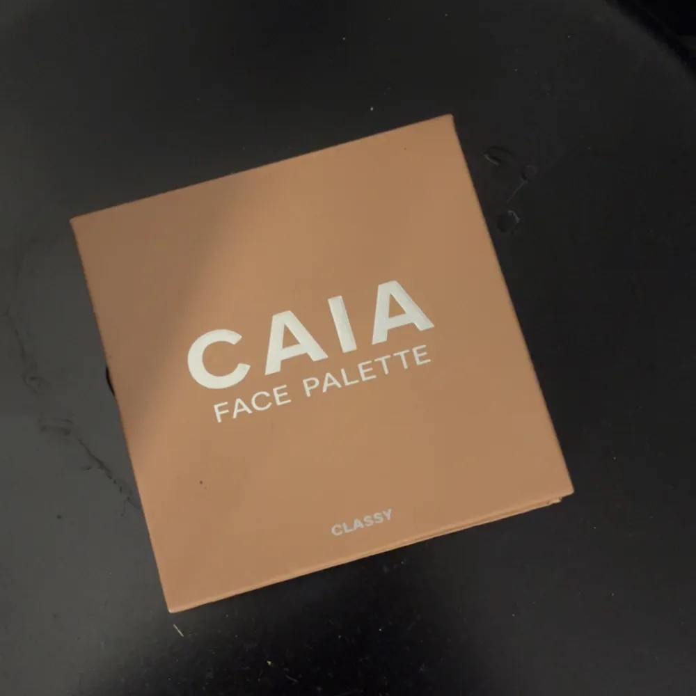 Säljer en superfin face palette från CAIA i nyansen 'Classy'. Paletten innehåller fyra olika puderprodukter. Den är ju då i använt skick men finns mycket kvar! Går inte ner i pris !. Skönhet.