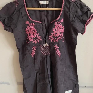 Odd Molly blus - Jätte söt oddmolly blus i bra skick. Den är brun och rosa. Pris kan diskuteras 💗