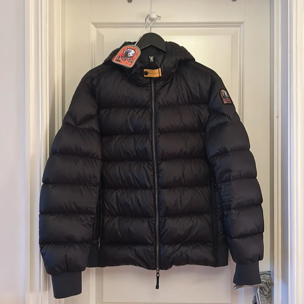 En parajumper puffer jacket enbart använd en vinter Inga defekter Inget kvitto men själv klart äkta  Og:parajumper lapparna man får med när man köper jacka Pris går att diskutera vid snabb affär . Jackor.