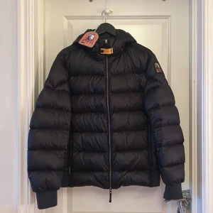 Parajumper puffer jacket  - En parajumper puffer jacket enbart använd en vinter Inga defekter Inget kvitto men själv klart äkta  Og:parajumper lapparna man får med när man köper jacka Pris går att diskutera vid snabb affär 