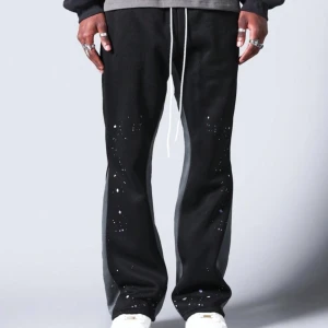  Vid svängda mjukisbyxor  - Helt nya oanvända mjukisbyxor  Tjocka varma och mjuka.  Funkar både för tjejer och killar 