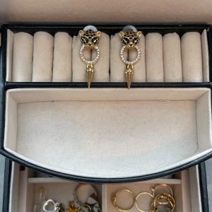 Örhängen guld - Guldiga örhängen peak leopard i utmärkt skick. Superfina, nästan oanvända örhängen.💕