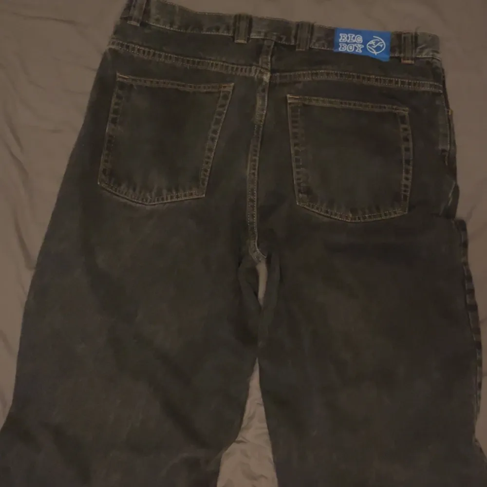 MER BILDER I DM!!!!Svarta baggy jeans från polar big boy. Har lite heelbite (+aura) och smått slitna därav priset. Men ändå riktigt feta.. Jeans & Byxor.