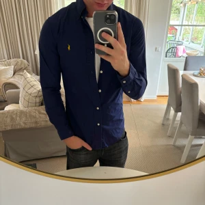 Ralph Lauren skjorta - Hej säljer nu min fina Ralph Lauren skjorta i storlek S. Den är i nyskick och kommer vara otroligt snygg i höst/vinter. Nypris cirka 1500kr! Vi kommer att sälja liknande produkter nu närmare vinter så glöm inte följa profilen!🌊🍾