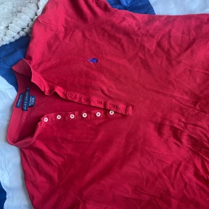 Röd Ralph lauren tröja - Röd Ralph lauren piké i storlek XL(känns mindre) ny pris 1195kr| Tvättas innan ev frakt| köparen betalar frakt😊