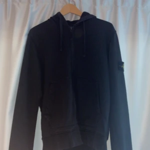 Stone Island zip hoodie - Storlek S cond 9,5/10 inga defekter (Ny skick). Säljer pga för liten.