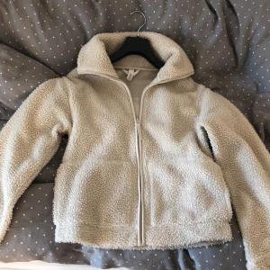 Teddyjacka H&M - Jätte fin teddyjacka från H&M som inte längre kommer till användning!✨🤍 Skriv för frågor!💕