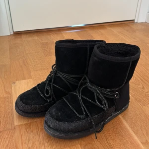 Vinter skor - Vinterskor i liknande inuikii modell. Inga större defekter men har fått lite vita fläckar som jag visat på sista bilderna. Sköna och varma ⭐️