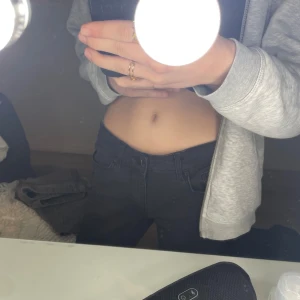 low waist bootcut jeans - snygga jeans från vero moda!