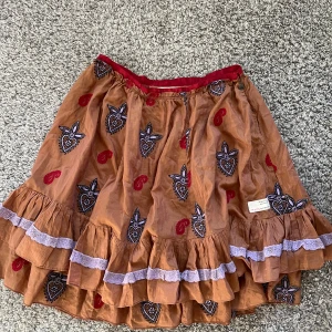 Odd Molly kjol - Brun volang kjol med blommor från Odd Molly🧸🎀 Odd Mollys storlek 1= Small (36) Knappt använd!