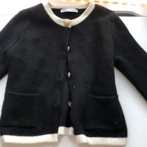 Zara kofta - Nyskick men använd 5-6 ggr Storlek S/36 Tryck gärna på köp direkt pris kan sänkas vid snabb affär💗