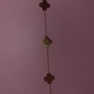 Halsband och armband  - Hej, jag säljer detta halsband och armband då jag verkligen inte kommer använda,pågrund av att de va mitt ex som gav mig de så vill nu hellst få bort allt just nu. De på bilden är ett halsband men de är matchande armband man få med kom privat för mer