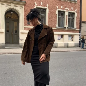 Mocka jacka - Super fin jacka i äkta mocka från märket Highway. Är i storlek Large men skulle säga att den klär bäst oversized.   Perfekt till höst och vår!❤️