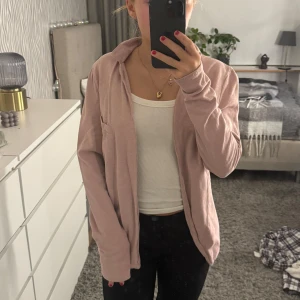 Kofta - Fin kofta från me&i som längre inte säljs. Mycket bra kvalite🌸🌟