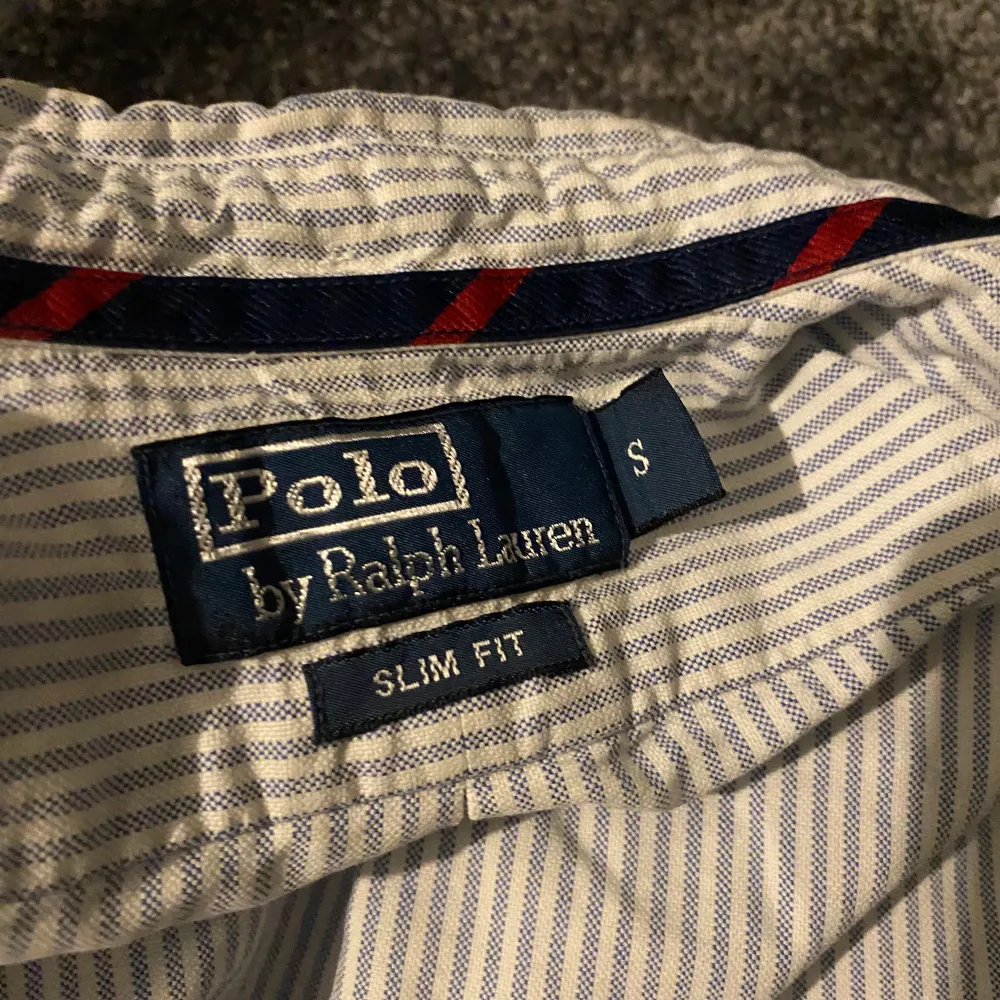 Säljer en snygg randig Ralph Lauren skjorta i storlek slimfit S. Hör av er för frågor 😁  Länd på modellen: 188cm. Skjortor.