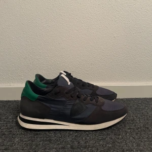 Philippe Model trainer skor - ett par riktigt snygga philippe model trainers perfekta nu till vintern! Är strlk 44, i bra skick!  hör av er vid intresse!