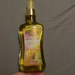 Hawaiian tropic  - Bodymist från Hawaiian tropic! Innehåller 250 ml och luktar ”warm sand & creamy coconut” 🌴🥥🏝️🍍🏜️⛱️☀️🌅