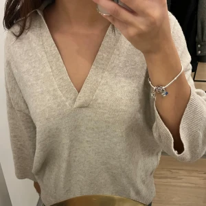 Stickad tröja HM - Säljer denna superfina stickade tröja med v-ring då den inte kommer till användning i beige. Inga defekter och är i bra skick. Väldigt oversized så passar även en L :)