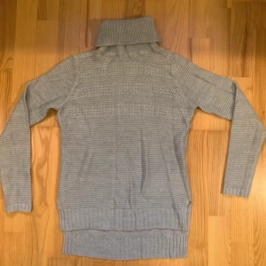  Stickad tröja -  Grå stickad tröja från Only