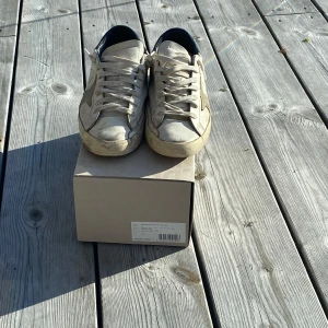 Golden goose - Feta golden goose str 41 Ganska slitna och lite defekter  100% online kvitto finns Alt og förutom snörena  Öppen för trades 