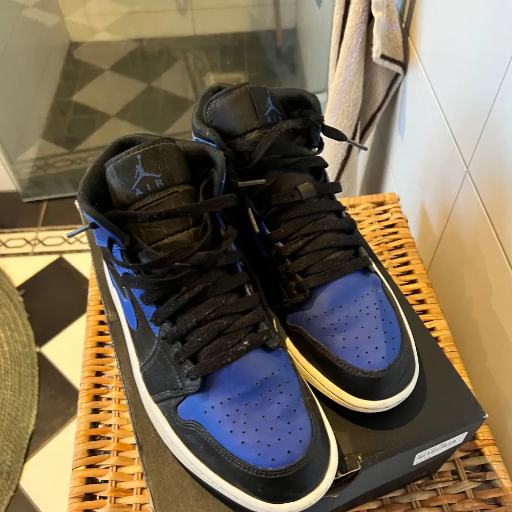 Säljer dessa sköna  Jordan 1 Hyper Royal Nypris 2500 Skick 8/10 Priset är ej spikat⭐️. Skor.