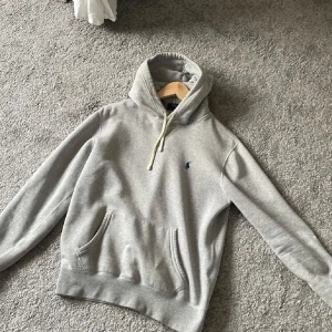 Ralph lauren hoodie - En riktig snygg hoodie från ralph lauren. Den är i toppen skick och säljer då jag inte använder den så mycket.