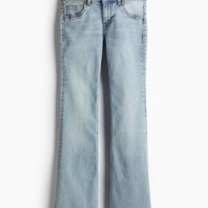 Hm jeans  - Säljer mina hm lågmidjade jeans i storlek 32 eftersom dem är för små för mig💖