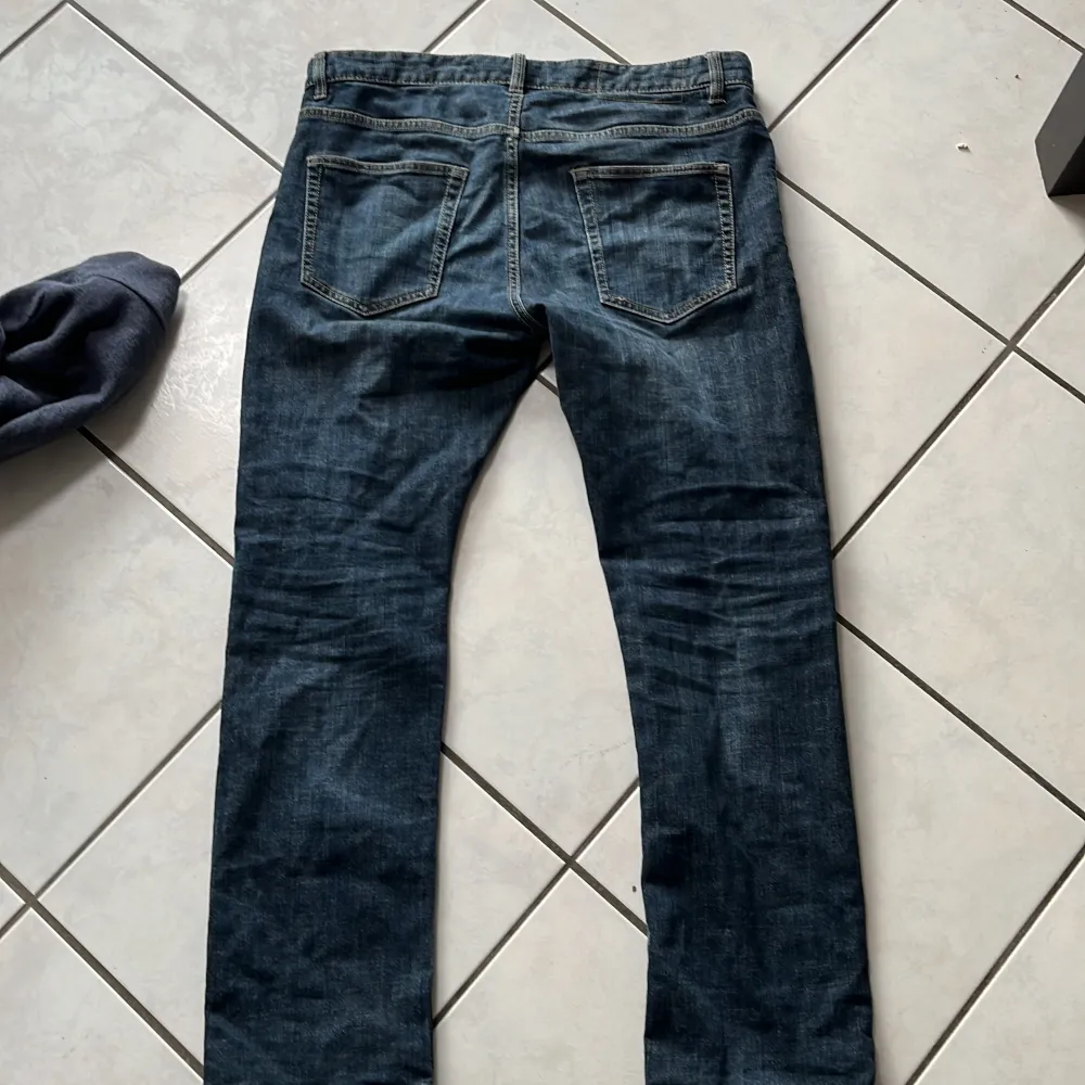 Säljer nu mina riktigt feta Hampton jeans. Inte använts mycket för växte ur dem snabbt. . Jeans & Byxor.