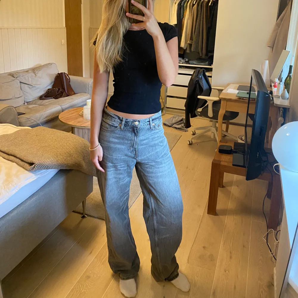 Gråa weekday jeans i modellen rail. Storlek W28 L32. Midwaist och lite smått baggy i modellen. Använda få gånger. Nypris 600 kr. Jeans & Byxor.