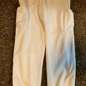 Träningsbyxor - I Can I Will Stance Pants Crémefärgade med svarta detaljer. Strl M Loose fit. Fickor fram, bak och sida. Helt nya, aldrig använda, tags kvar. Nypris: 699kr