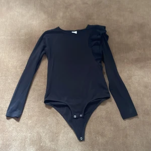 Zara body med volang - Jättefin body från zara i extremt bra skick 