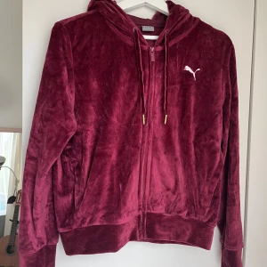 Y2K puma hoodie - Använd endast 1 gång, det är inte min stil det är därför jag säljer den, den har inga detaljer💕