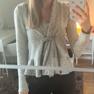 Odd Molly kofta💞 - Supergullig grå Odd Molly kofta💞 köpt här på plick men säljer då jag inte använder den så ofta tyvärr 🩷den är typ liiite missfärgad vid nacken men den var så när jag köpte den av en annan tjej så det är inte mitt fel☺️🤪🤪Men det är inget som syns särskilt mycket 