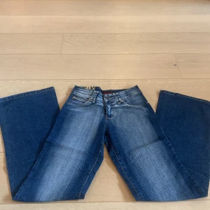 Jeans - Säljer dessa DK jeans, då det inte passa mig helt nya köpte för 700 kr men säljer nu för 500kr. Size  26  Mått finns på bilderna