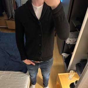 | Stickad HM cardigan i mycket bra skick | | Modellen är 187 cm, 83 kg | | Skicket är mycket bra och koftan är nästan helt ny | | Märke: HM | | Vid intresse är det bara att höra av sig!🤝😁| 