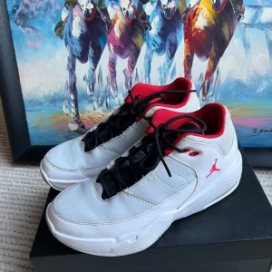 Jordan Aura - DUNDER SKICK. Lite creasade men annars knappt använda. Basketskor men snygga som sneakers. Köpta på footlockers.  Nypris 1500~2000