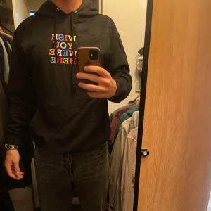 Travis scott merch - Travis scott merch, fett hoodie i storlek M men passar M/L och är i bra skick